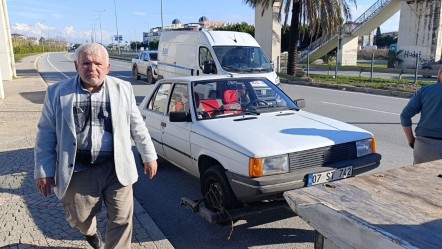 Arızalanan otomobilini iterek götürmeye çalıştı, 2 ayrı kazaya sebep oldu - Gündem