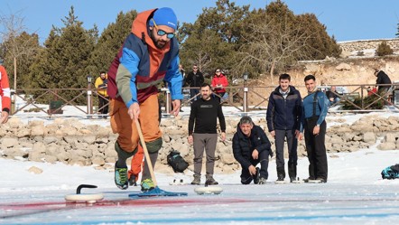 Erzincan'da donan gölde curling turnuvası: Sprey boyalarla kendimize pist yaptık! - Yaşam