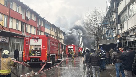 Başakşehir'de kauçuk imalathanesinde yangın! Ekipler bölgede - Gündem