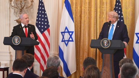 Netanyahu'nun Trump'a hediye ettiği cihazın görüntüsü ortaya çıktı! Üzerindeki not dikkat çekti - Dünya