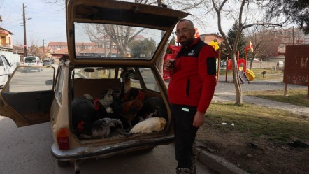 Gerçekten gezen tavuk! Üşümesinler diye otomobiline soba kuran yumurtacı: Hayvanlarımı çok seviyorum - Yaşam