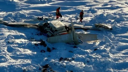 Kayıp yolcu uçağı deniz buzuna çakıldı, 10 kişi hayatını kaybetti - Dünya