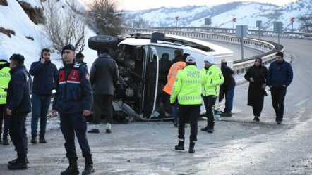 Yolcu minibüsü bariyerlere çarparak devrildi! Çok sayıda yaralı yolcu var - Gündem