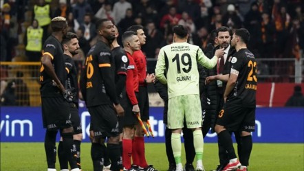 Maç yarıda kaldı! Peki Galatasaray'da cezalı oyuncuların cezaları bitti mi? - Spor