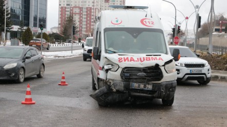 Yozgat'ta feci kaza! Ambulansla otomobil çarpıştı: Yaralılar var - Yaşam