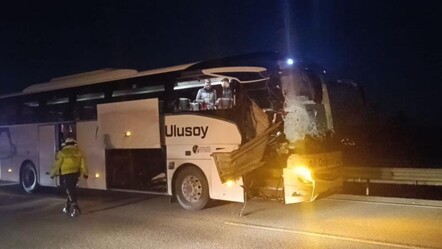 Afyonkarahisar'da yolcu otobüsü tıra çarptı, yaralılar var - gundem
