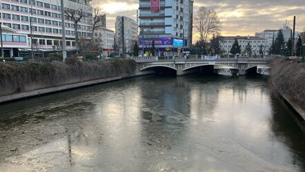 Görenlerin ağzı açık kaldı!  Porsuk Çayı buz pistine döndü - gundem