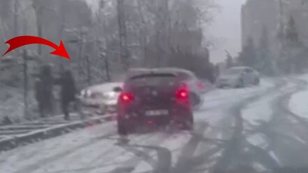 Karlı yolda feci kaza! Esenyurt'ta kayan araç öğretmenlere çarptı - dunya