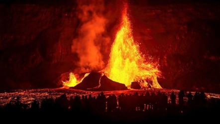 Hawaii'deki Kilauea Yanardağı harekete geçti! 100 metreye kadar lav püskürttü - Dünya