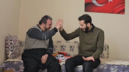 Down sendromlu genç duygulandırdı! Umreden dönen imamı kapıda beklemesi yürekleri ısıttı - gundem