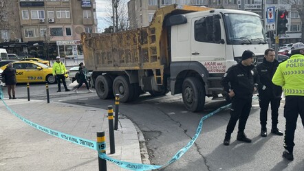 İstanbul'da kahreden kaza! Yolun karşısına geçerken kamyonun altında kaldı - gundem
