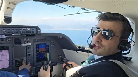 Selçuk Bayraktar pilot koltuğunda! İtalya'daki iş yerine uçakla indi - gundem