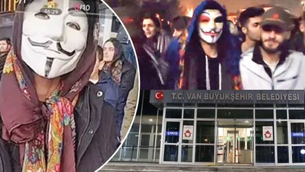 Maskeli teröristler Van sokaklarında! Belediye binasını işgale kalktılar - gundem