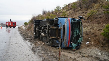 Cezaevi aracı şarampole uçtu! Devrilen araçta 7'si jandarma 2 mahkum yaralandı - gundem