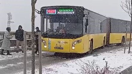 İETT otobüsü kardan yolda kaldı! Arnavutköy'de uzun kuyruklar oluştu - gundem