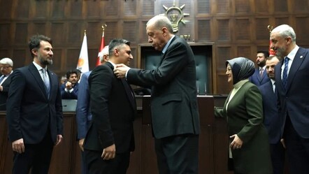 İyi Parti'de istifa rüzgarı! Belediye başkanı AK Parti'ye geçti, rozetini bizzat Erdoğan taktı - gundem