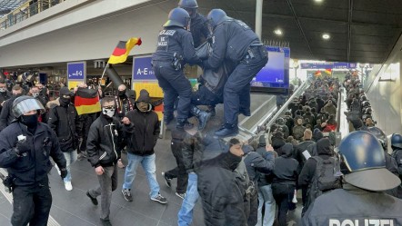 Almanya'da ırkçılar yeniden sahnede! Yüzlerce Neonazi Berlin'de sokaklara indi - Dünya