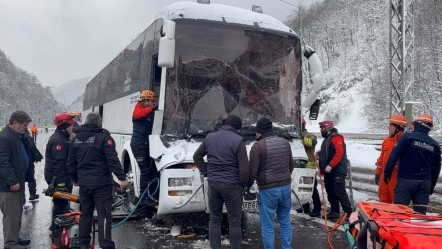 Bolu Dağı Tüneli'nde yolcu otobüsü tıra çarptı! İran'a giden araçta sıkışan şoför yaralandı - Gündem