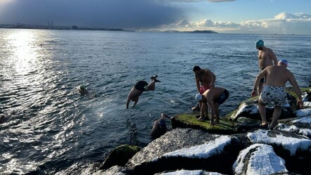 Görenler şaştı kaldı! Karlı havada denize girdiler: