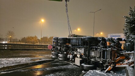 Kar küreme aracı E-5'te sürüklendi, yan yolda durdu! Sürücü hastanelik oldu - gundem