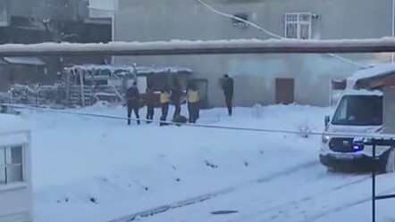 Yoldan geçenler korkunç manzarayla karşılaştı! Ölü bedeni karlar içinde bulundu - haberler