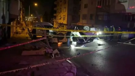 İzmir'de feci kaza! Otomobil kamyonetle çarpıştı, ölü ve yaralılar var - Gündem