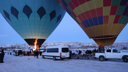 Kapadokya'da balonlar haftalar sonra gökyüzünde! Karlı peribacaları kartpostallık manzara oluşturdu - Yaşam