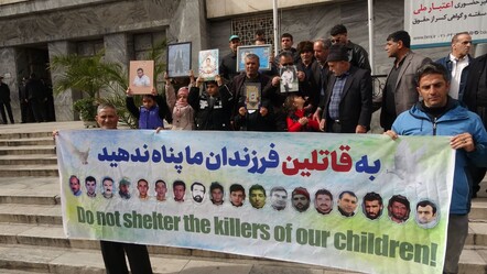 Almanya’nın terör örgütü PKK/PJAK desteği İran’ı ayağa kaldırdı! Büyükelçilik önünde protesto - dunya