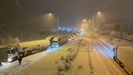 İki tır yoğun karda kaza yaptı! Karadeniz Sahil Yolu (D010) ulaşıma kapandı - Gündem