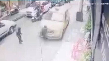 Kar topu oynayan küçük çocuğa taksi çarptı! Dehşet dolu anlar kamerada - gundem