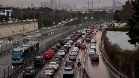 Mega kentte kar sakinliği sona erdi! İstanbul'da trafik yoğunluğu yüzde 85'e ulaştı - Gündem