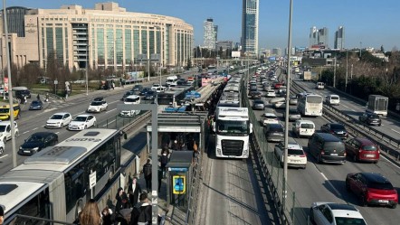 İstanbul'da metrobüs çilesi! Arıza çıktı, yoğunluğa yol açtı - Gündem