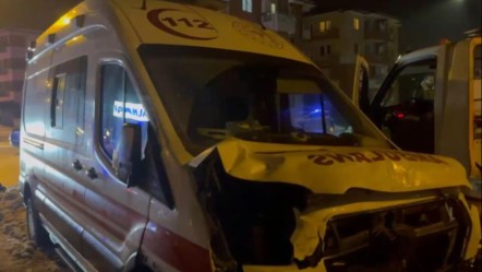 Bartın'da feci kaza! Hasta taşıyan ambulans otomobille çarpıştı, çok sayıda yaralı var - Gündem