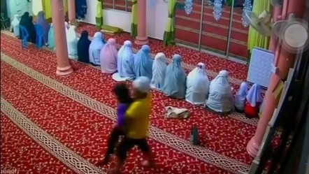 Pes dedirten olay! Namaz kılan kız çocuğunu kaçırmıştı! Saldırganın cezası kesildi - Dünya