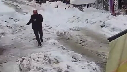 Artvin'de dehşet dolu anlar! Kar kütlesinden son anda kurtuldular - gundem