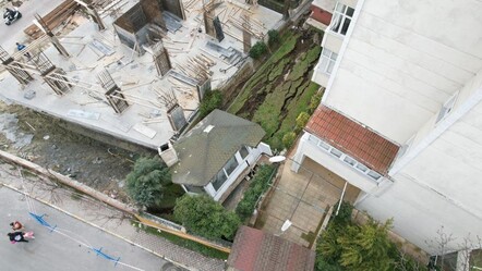 İstanbul'da faciaya ramak kala! İstinat duvarı çöktü, bina tahliye edildi - 3-sayfa
