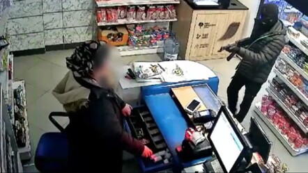 Film gibi olay! Oyuncak tüfekle kasiyeri tehdit etti - haberler