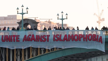 İngiltere’de Müslüman karşıtı nefret suçları zirve yaptı! Hükümet yeni tanım peşinde! - dunya