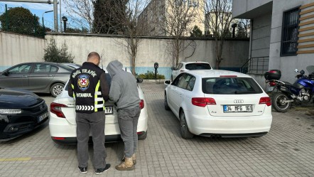 İstanbul'da şoke eden görüntü! Otomobilin camından sarkarak dans etti - Yaşam