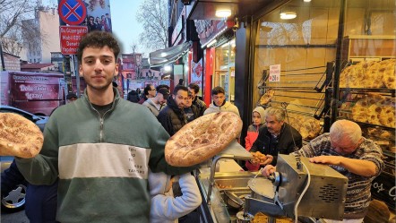 Ramazan ayının olmazsa olmazı! Sıcak pide kuyruğu geleneğini bu yıl da bozmadı - Gündem