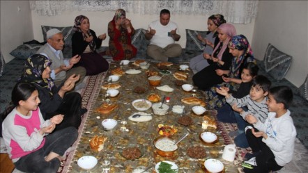 Türkiye'de akşam ezanının en erken okunduğu yer! Şemdinli'de ilk iftar yapıldı - Gündem