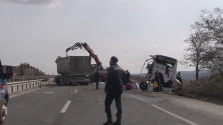 Eskişehir'de korkunç kaza: Tırla otobüs çarpıştı, yaralılar var - gundem