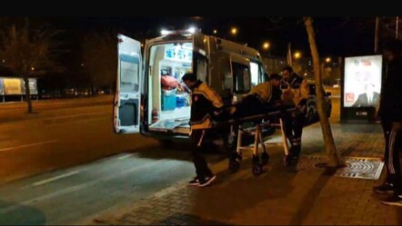 Arkadaşları ile kaldırımda yürüyen genç hastanelik oldu! Otomobilden kurşun yağdırdılar - yasam