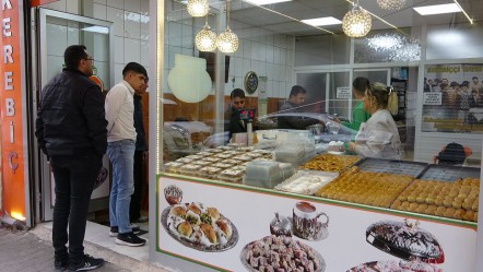 Fiyatı dudak uçuklatsa da vazgeçilmiyor! Ramazan ayının en sevilen tatlısına ilgi arttı - Yaşam