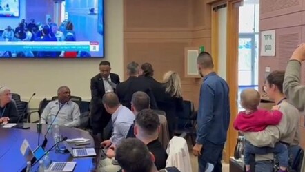 İsrailli rehine yakınları parlamentoyu bastı! - dunya