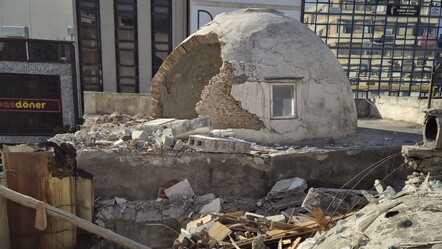 Hasarlı bina yıkım esnasında tarihi hamamın üzerine devrildi - 3-sayfa