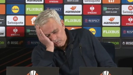 Taraftarı suçladı, soruyu uyuyarak dinledi... Mourinho'ya tepki! - Spor