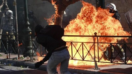 Atina’da protesto tsunamisi! Güvenoyu krizi sonrası sokaklar savaş alanına döndü - Dünya