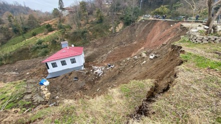 Artvin’de heyelan felaketi! İki katlı ev metrelerce sürüklendi - Gündem