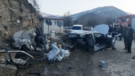 Sinop'ta feci kaza! Otomobil ikiye bölündü - Gündem